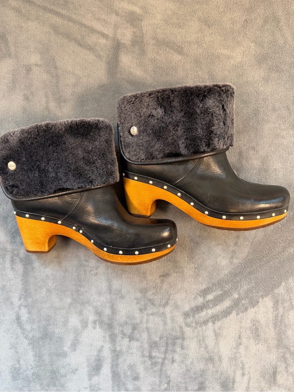 UGG Lynnea Black Leather Shearling Fold Over Clog Boots Wood Heel Studded 9